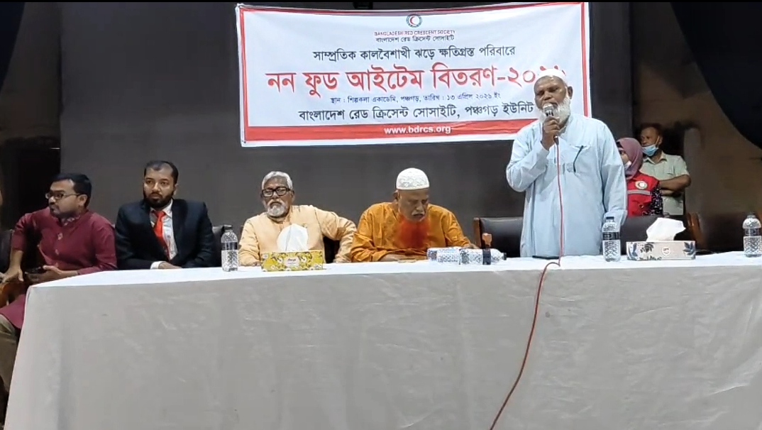 পঞ্চগড়ে ঝড়ে ক্ষতিগ্রস্তদের মাঝে সহায়তা প্রদান