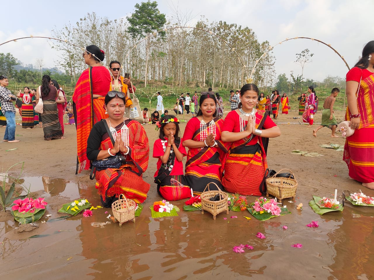 খাগড়াছড়িতে শুরু হয়েছে ত্রিপুরাদের উৎসব বৈসু আর  চাকমাদের উৎসব বিজু