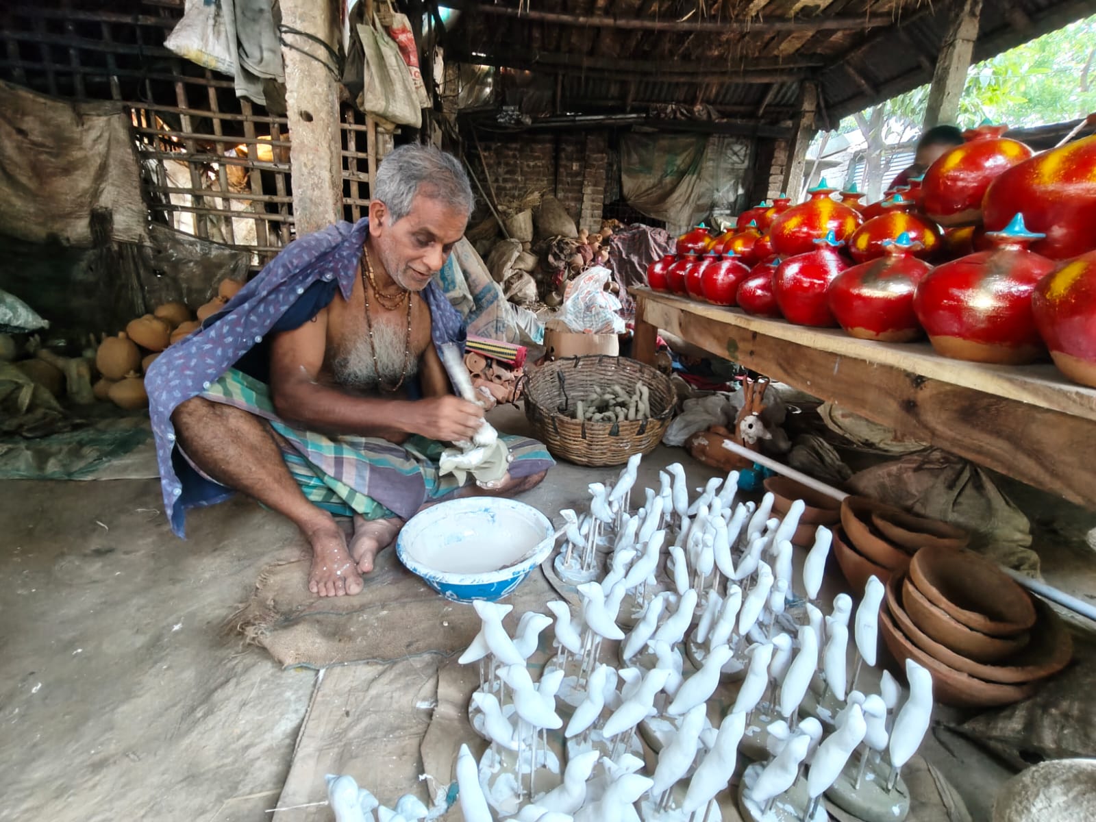 খুলনার মৃৎশিল্পকে বাঁচাতে প্রশাসনের সহায়তা চান কারিগররা 