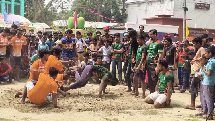 পহেলা বৈশাখ উপলক্ষে চাঁপাইনবাবগঞ্জে ঐতিহ্যবাহী হা-ডু-ডু খেলা অনুষ্ঠিত
