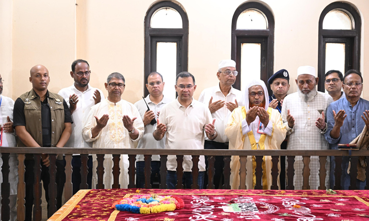 মওলানা আবদুল হামিদ খান ভাসানীর কবর জিয়ারত করলেন প্রধানমন্ত্রী 