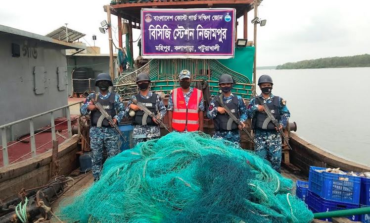 পটুয়াখালীতে বিপুল পরিমাণ সামুদ্রিক মাছসহ আর্টিসানাল ট্রলিং বোট জব্দ 