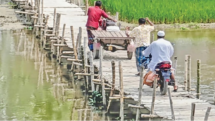 রংপুরের তারাগঞ্জে সেতুর অভাবে দুর্ভোগে অর্ধ লক্ষাধিক মানুষ
