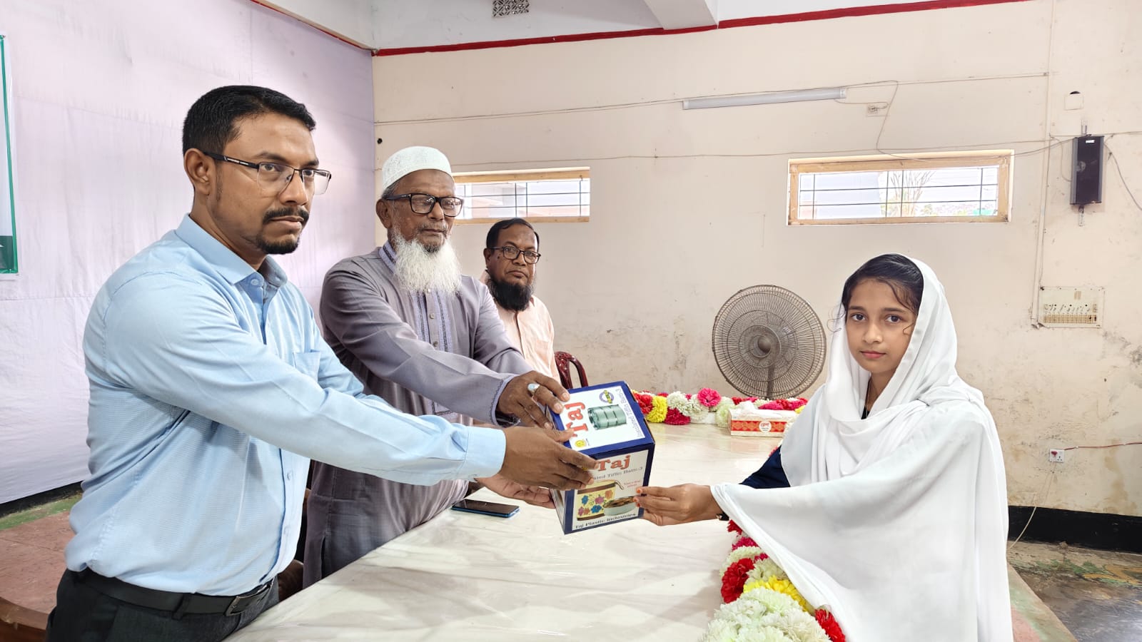 পটুয়াখালীতে শিক্ষার্থীদের মধ্যে স্কুলব্যাগ ও টিফিন বক্স বিতরণ