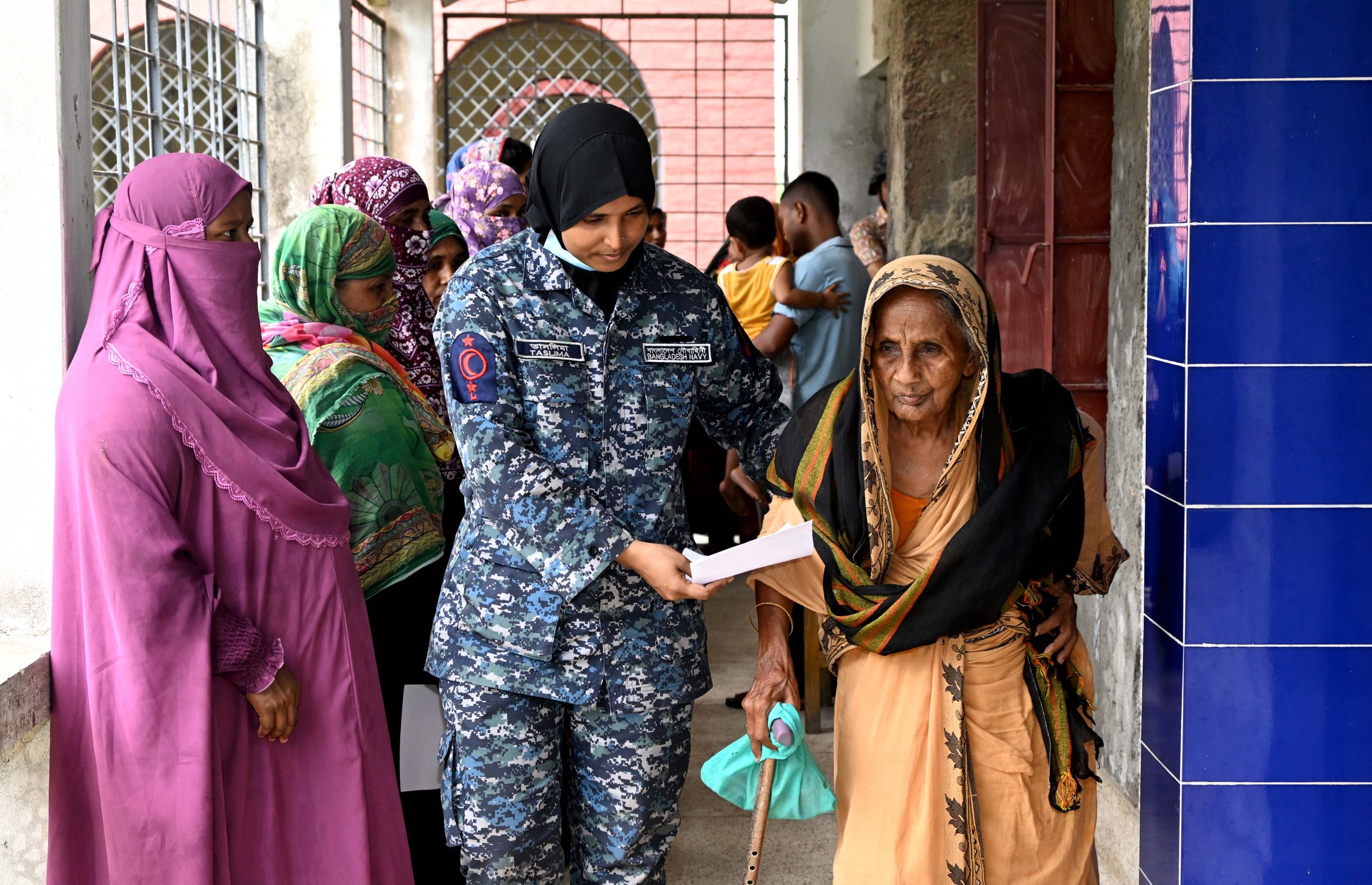 কয়রায় নৌবাহিনীর বিনামূল্যে চিকিৎসা সেবা প্রদান