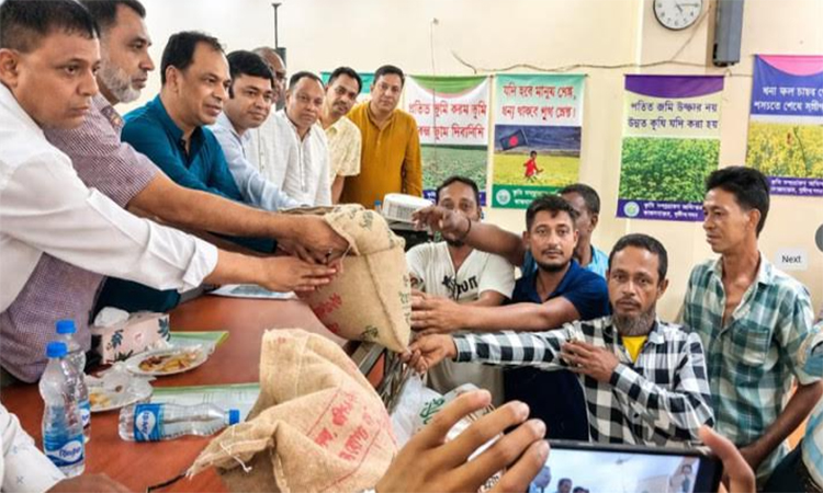 জগন্নাথপুরে কৃষকদের মাঝে বিনামূল্যে বীজ ও সার বিতরণ 