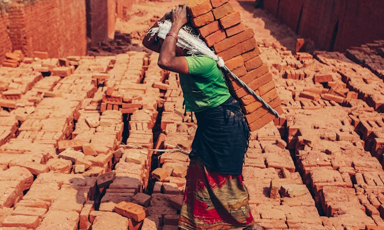 ইটভাঙা শ্রমে বদলে গেছে নারীর জীবন