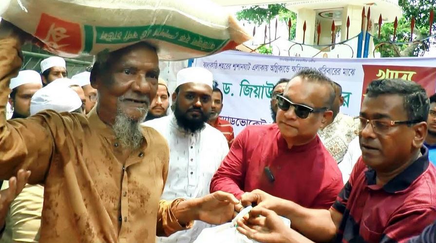 ঝালকাঠিতে আগুনে ক্ষতিগ্রস্ত পরিবারের পাশে বিএনপি চেয়ারম্যানের উপদেষ্টা