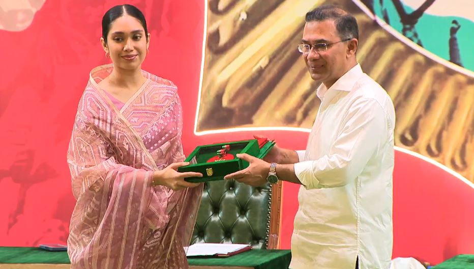 স্বাধীনতা পদক হস্তান্তর করেছেন প্রধানমন্ত্রী