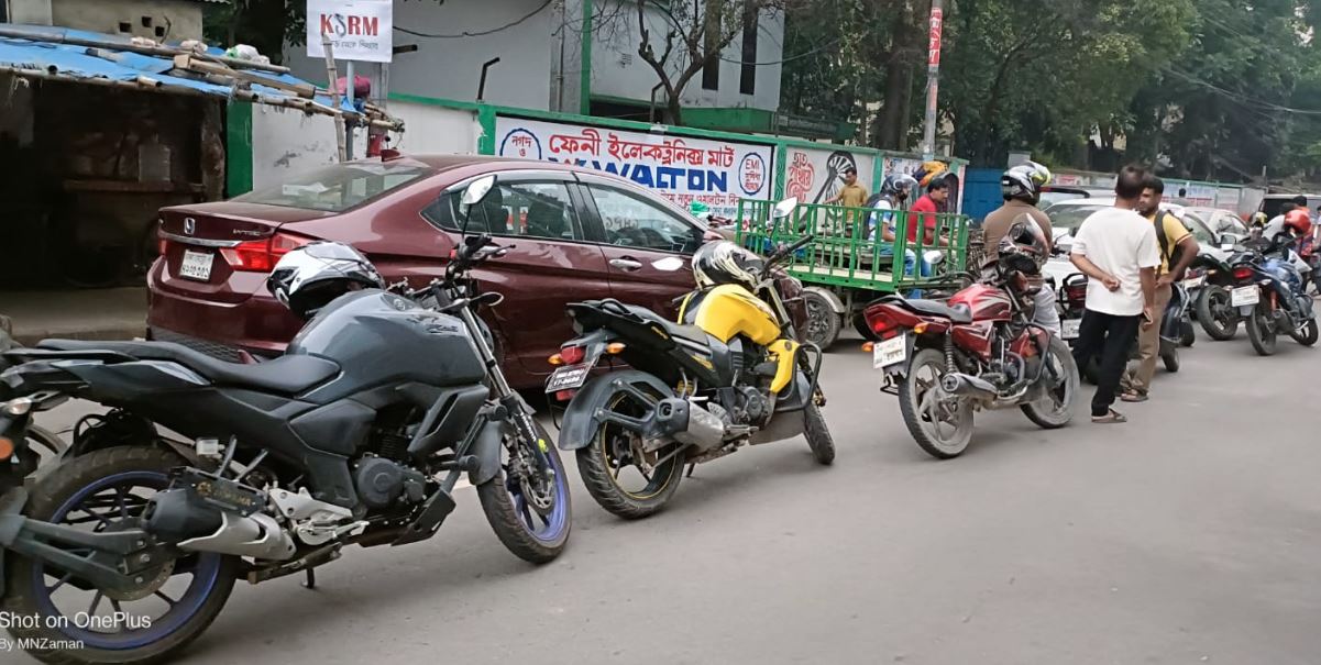 জ্বালানি পাম্পে বাড়তি ভিড়ের জন্য বাইকারদের দায়ী করছেন অপারেটররা