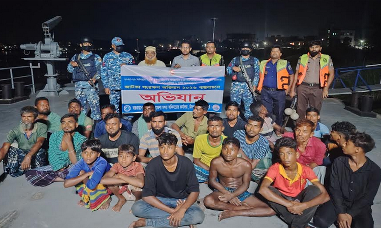 চাঁদপুরের মেঘনায় জাটকা ধরার অপরাধে ২২ জেলে আটক