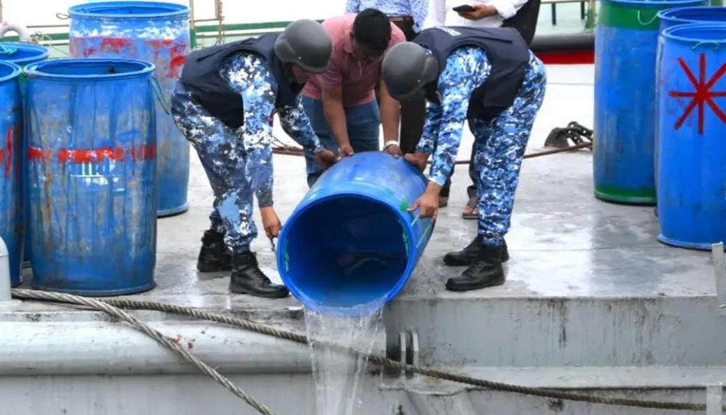চট্টগ্রামে ৬ কোটি টাকার চিংড়ি রেণু জব্দের পর কর্ণফুলী নদীতে অবমুক্ত