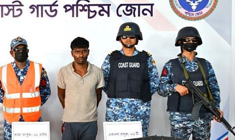 সাতক্ষীরায় অস্ত্র ও গোলাবারুদসহ দয়াল বাহিনীর এক সদস্য আটক