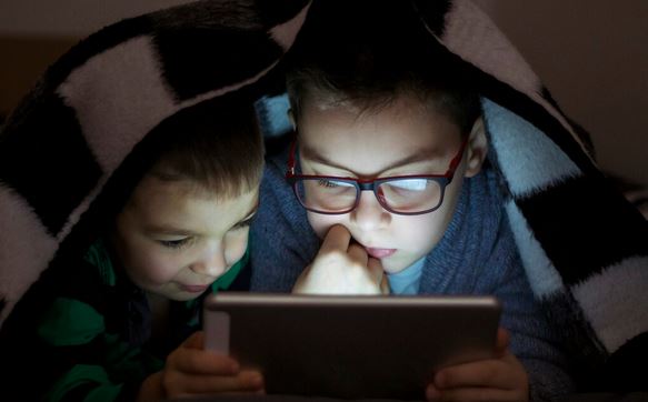 সচেতনতাই পারে শিশুদের ইন্টারনেট আসক্তি দূর করতে 