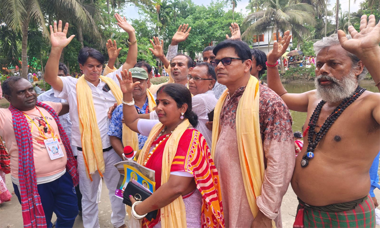 বাগেরহাটে কামনা সাগরে স্নান, সম্প্রীতির বন্ধনে গঙ্গাচন্না মিলন মেলা