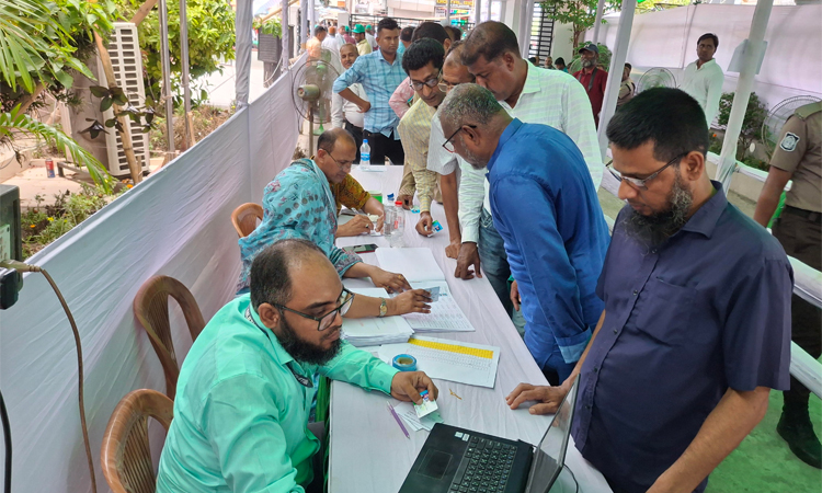 রাজশাহী চেম্বার অব কমার্স অ্যান্ড ইন্ডাস্ট্রির ভোট গ্রহণ চলছে