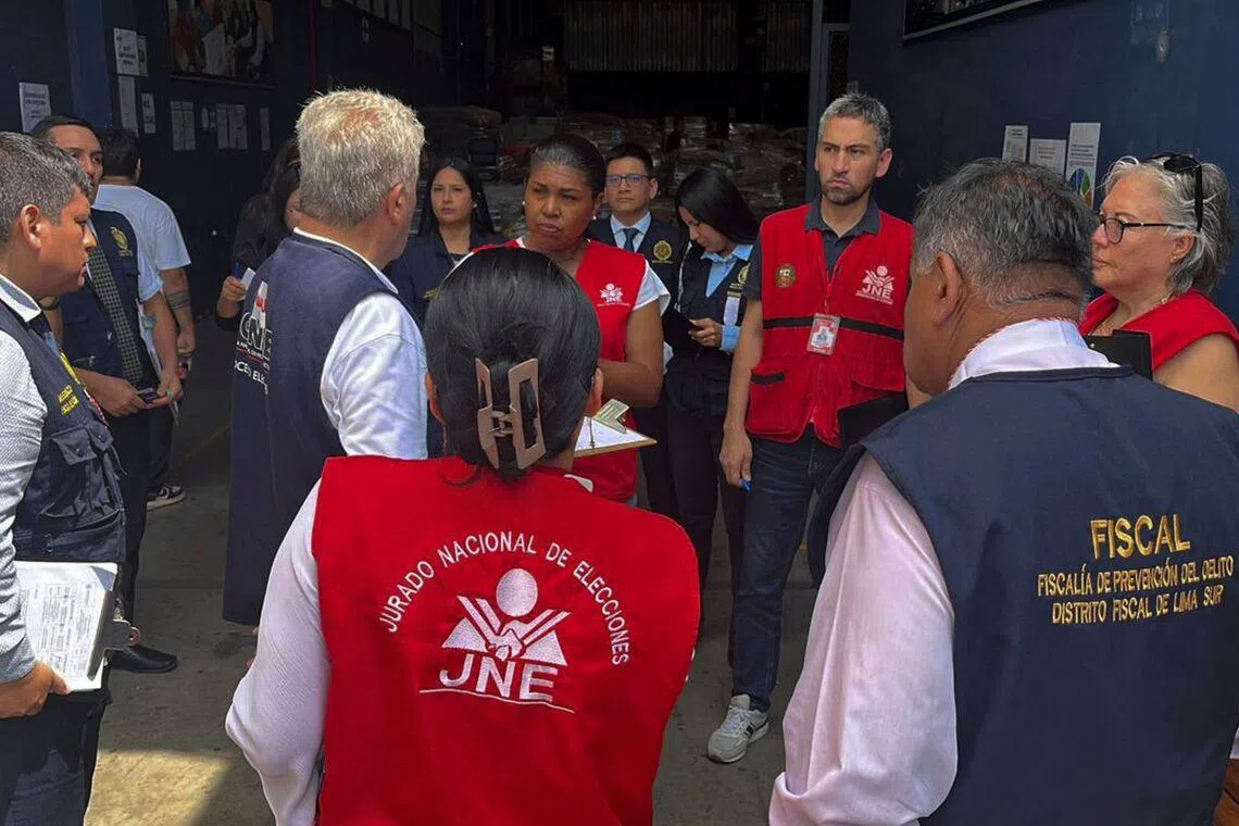 পেরুতে নির্বাচনী অনিয়মের অভিযোগে ব্যালটের গুদামে প্রসিকিউটরদের তল্লাশি
