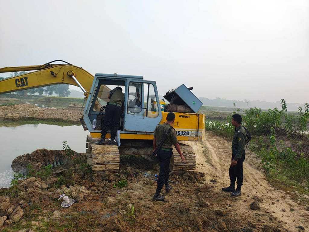 সাতকানিয়ায় মাটি খননযন্ত্র ও ট্রাক জব্দ