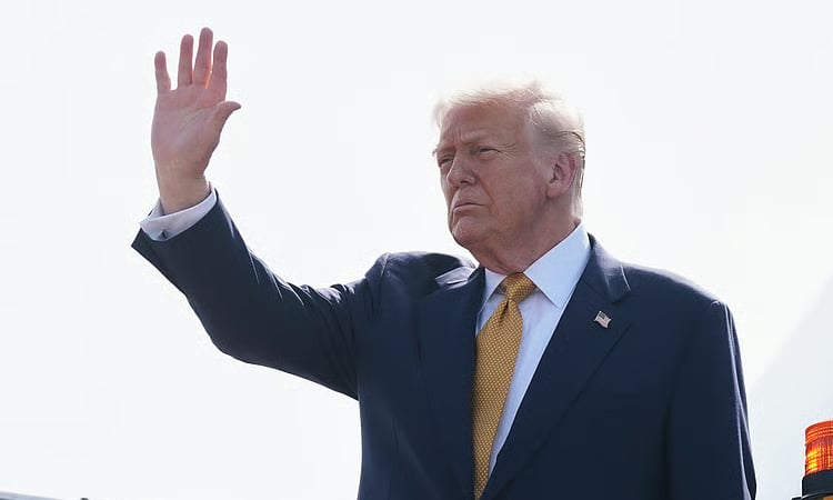 হরমুজ প্রণালী নিয়ে ইরানকে ‘ব্ল্যাকমেইল’ না করার হুঁশিয়ারি ট্রাম্পের