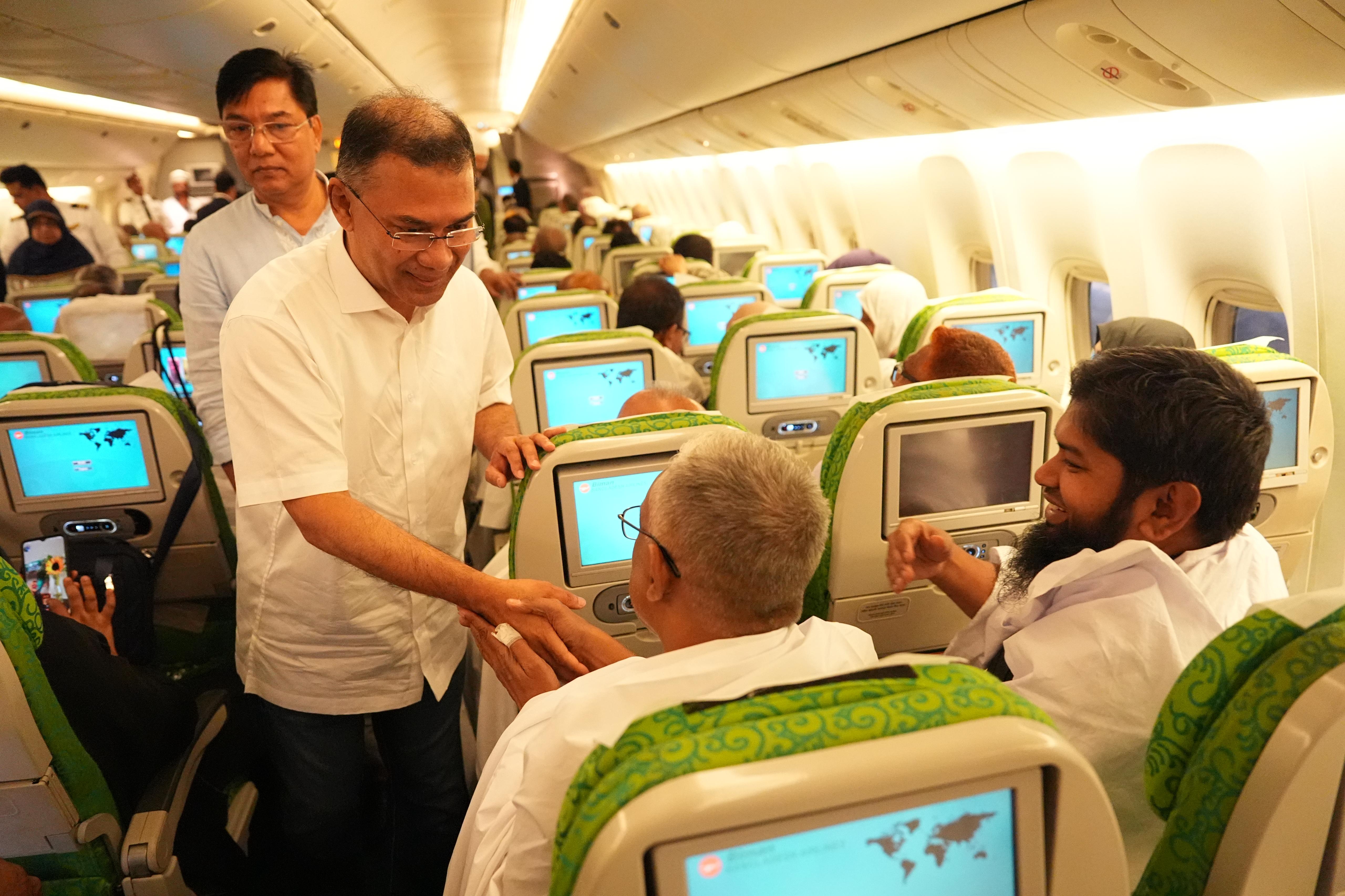 প্রধানমন্ত্রী হজযাত্রীদের সঙ্গে কুশল বিনিময় করেন। ছবি: বাসস