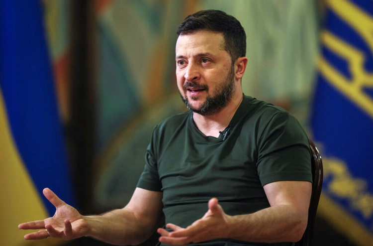 তেল নিষেধাজ্ঞা শিথিলে রুশ সেনাবাহিনীর জন্য বিলিয়ন ডলার আসছে : জেলেনস্কি