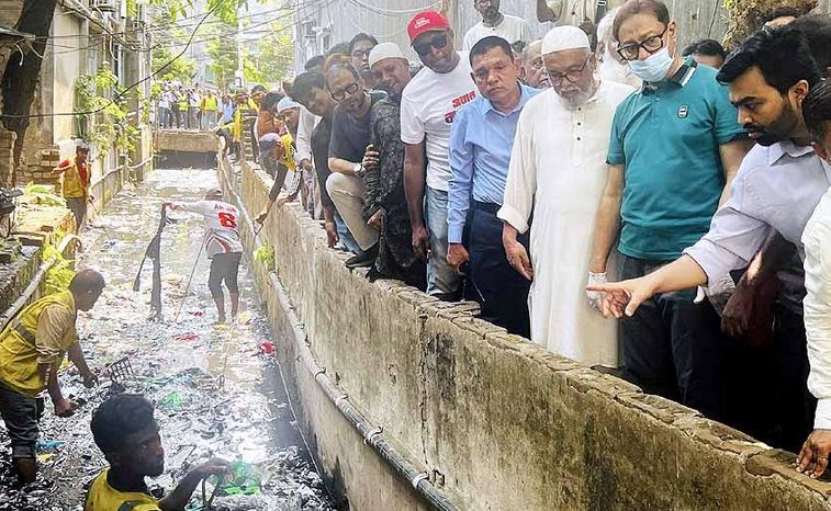 বর্ষায় জলাবদ্ধতা কমাতে চসিকের খাল-নালা পরিষ্কার কার্যক্রম শুরু