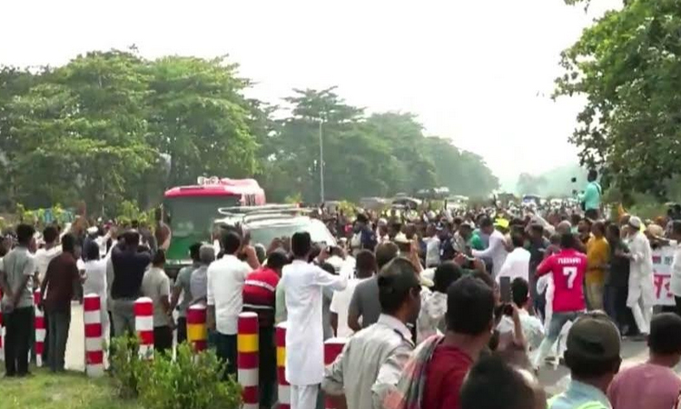 বগুড়া যাওয়ার পথে সিরাজগঞ্জে মানুষের ভালবাসায় সিক্ত হলেন প্রধানমন্ত্রী 