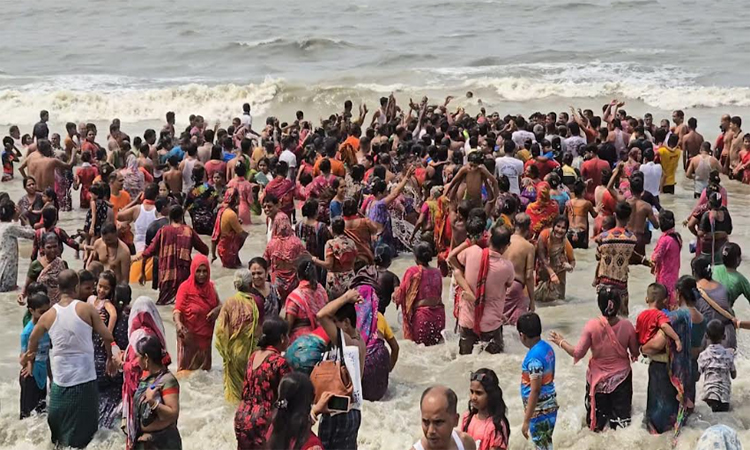 কুয়াকাটায় অক্ষয় পুণ্য লাভের আশায় হাজারো পুণ্যার্থী