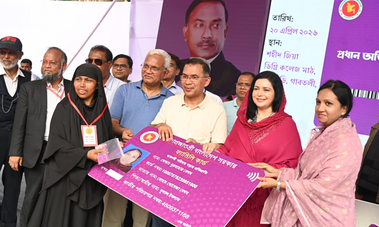 বগুড়ায় ফ্যামিলি কার্ড বিতরণ করলেন প্রধানমন্ত্রী