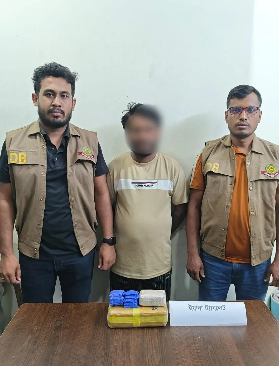 চট্টগ্রামে পিকআপের গ্যাস সিলিন্ডারে লুকানো সাড়ে ১৪ হাজার ইয়াবা উদ্ধার