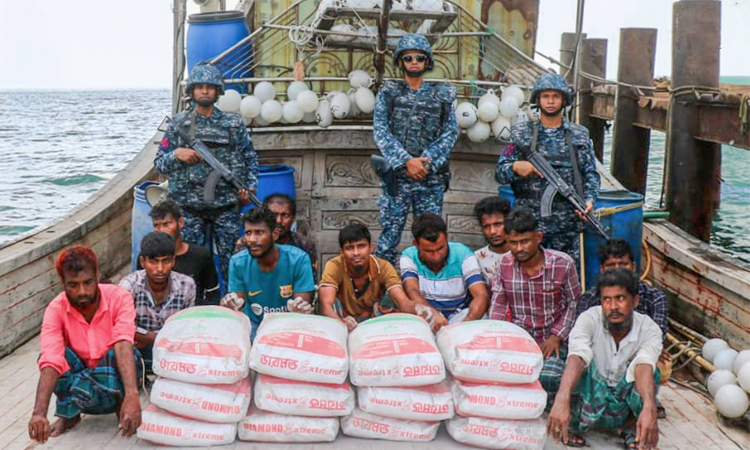 মিয়ানমারে পাচারকালে সিমেন্ট বোঝাই বোটসহ ১১ জনকে আটক করেছে নৌবাহিনী