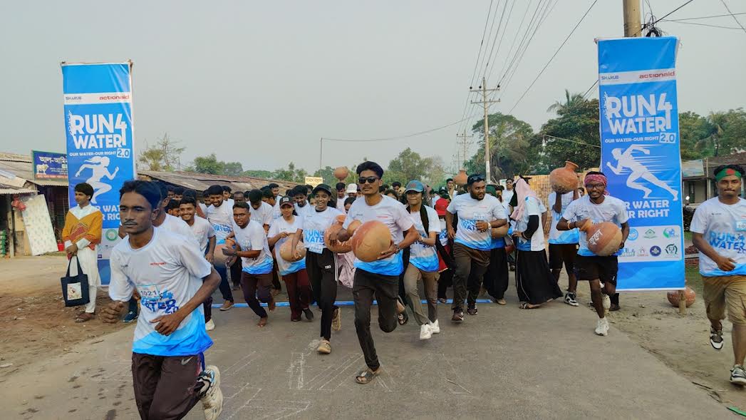 উপকূলে সুপেয় পানির সংকট : মাটির কলস নিয়ে দৌড়ালেন দুই শতাধিক মানুষ
