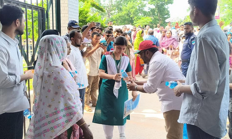 পরীক্ষার্থীদের নির্বিঘ্ন যাতায়াত ও সুস্থতা নিশ্চিত করতে স্বেচ্ছাসেবা দিচ্ছে বাগেরহাট ছাত্রদল