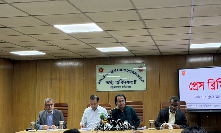 জ্বালানি তেলের পর্যাপ্ত মজুত রয়েছে; ‘প্যানিক বায়িং’ থেকে বিরত থাকার আহ্বান তথ্য উপদেষ্টার