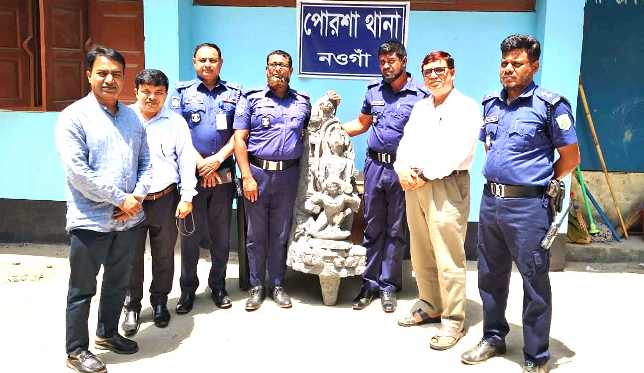 নওগাঁয় উদ্ধারকৃত বিষ্ণুমূর্তি বরেন্দ্র গবেষণা জাদুঘরে হস্তান্তর