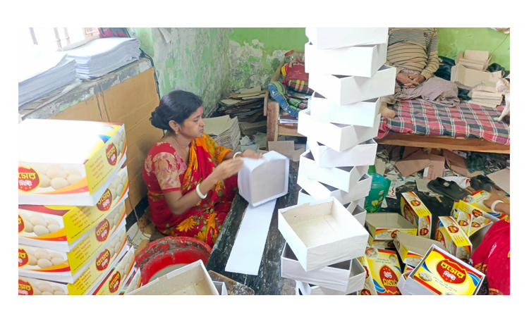 ঝালকাঠি শহরের কলেজ রোডের একটি ভাড়া বাড়িতে গড়ে তোলা হয়েছে ‘স্বর্ণা প্যাকেজিং’ নামে একটি ছোট প্যাকেজিং কারখানা। ‎ছবি : বাসস