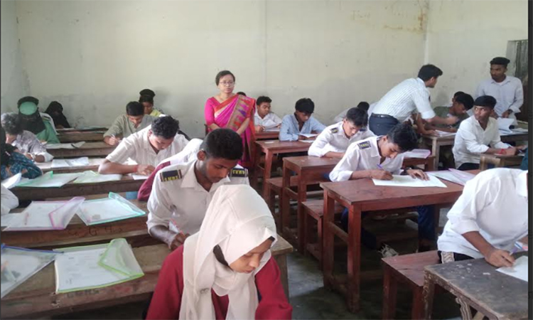মোল্লাহাটে নকলমুক্ত পরিবেশে এসএসসি ও সমমানের পরীক্ষা অনুষ্ঠিত হচ্ছে