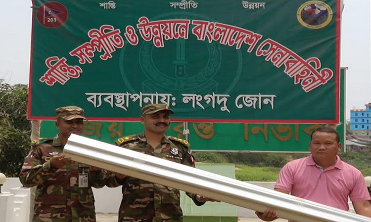 রাঙ্গামাটিতে অসহায়দের মাঝে সেনাবাহিনীর ঢেউটিন বিতরণ