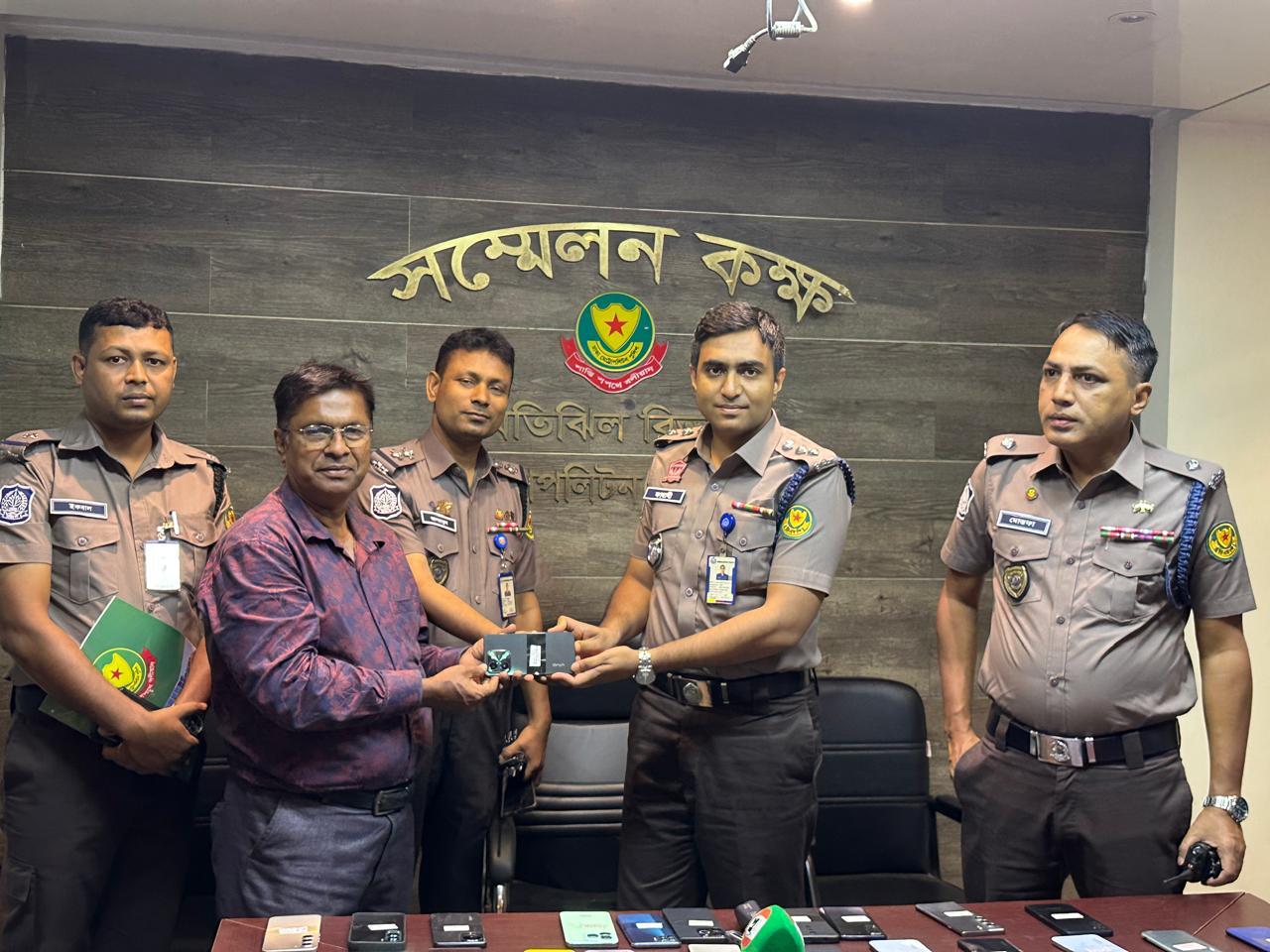 ৫১টি মোবাইল ফোন উদ্ধার করে মালিকদের ফিরিয়ে দিয়েছে পল্টন মডেল থানা পুলিশ