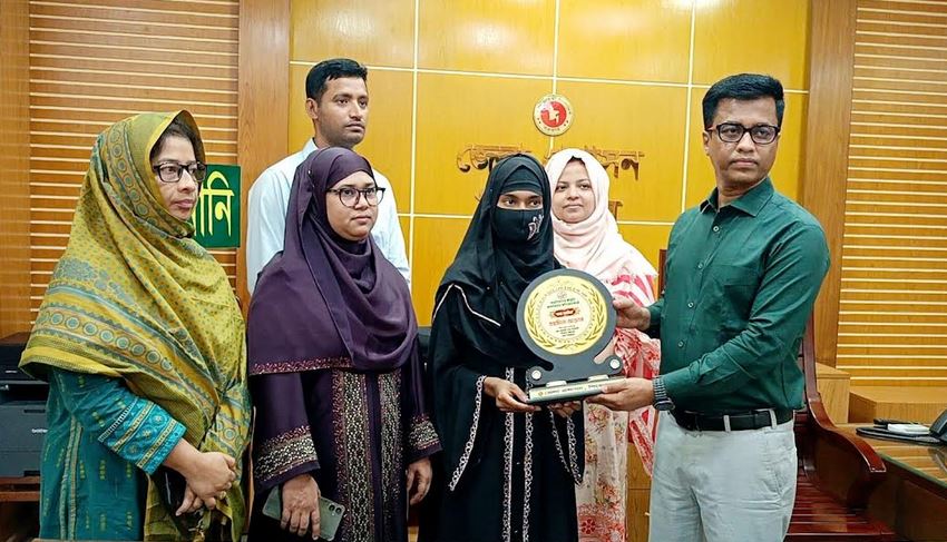 নিজের বাল্যবিয়ে ঠেকিয়ে ‘কন্যা সাহসিকতা’ পুরস্কার পেল পিরোজপুরের তহমিনা