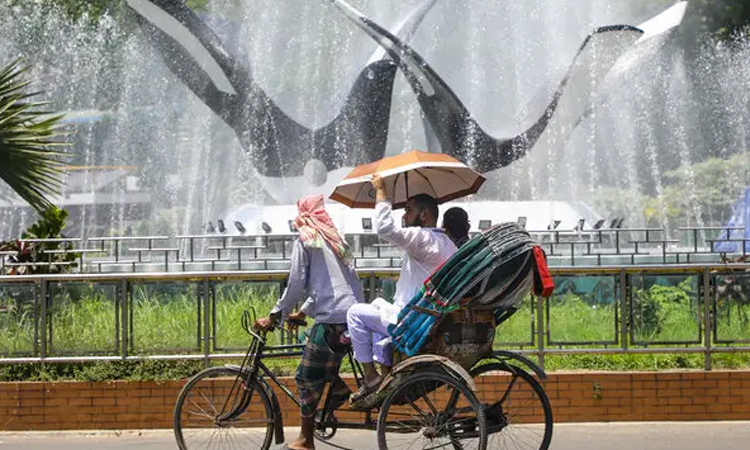 এই গরমে শিশু ও বয়স্কদের বাইরে না নেওয়ার পরামর্শ বিশেষজ্ঞ চিকিৎসকদের