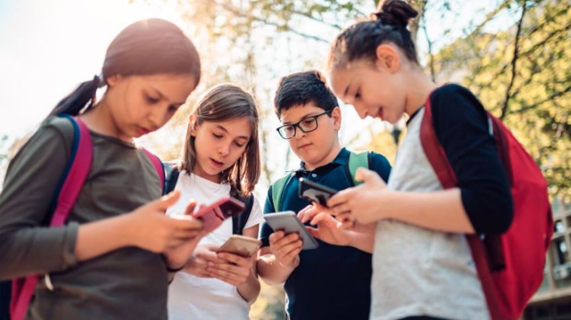 ১৬ বছরের কম বয়সীদের জন্য সামাজিক যোগাযোগমাধ্যম নিষিদ্ধ করছে নরওয়ে 