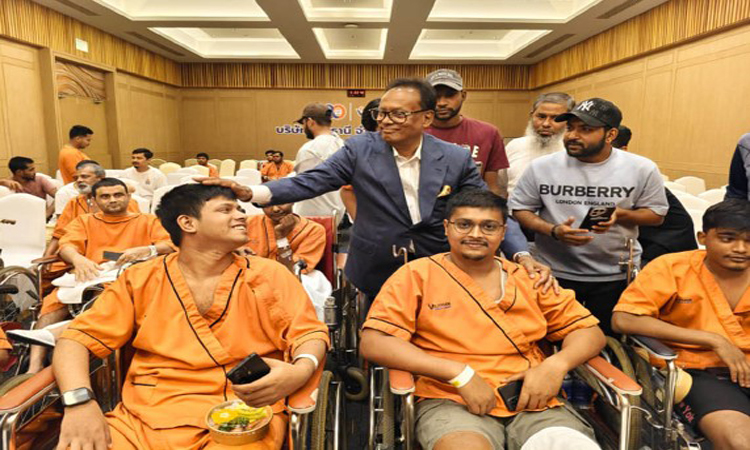 থাইল্যান্ডে চিকিৎসাধীন জুলাই যোদ্ধাদের খোঁজখবর নিলেন মন্ত্রী ফকির মাহবুব আনাম