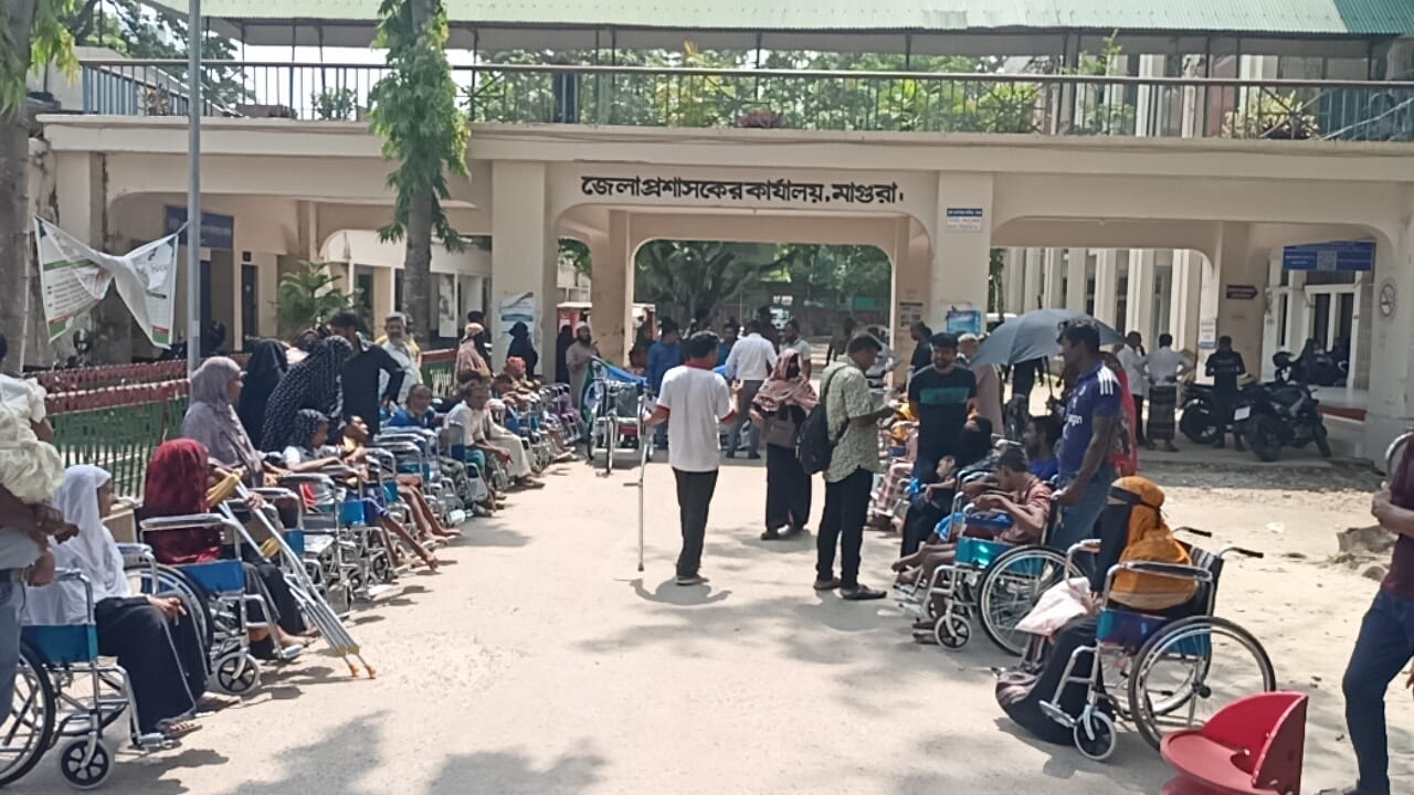 মাগুরায় প্রতিবন্ধী ব্যক্তিদের মধ্যে সহায়ক উপকরণ বিতরণ