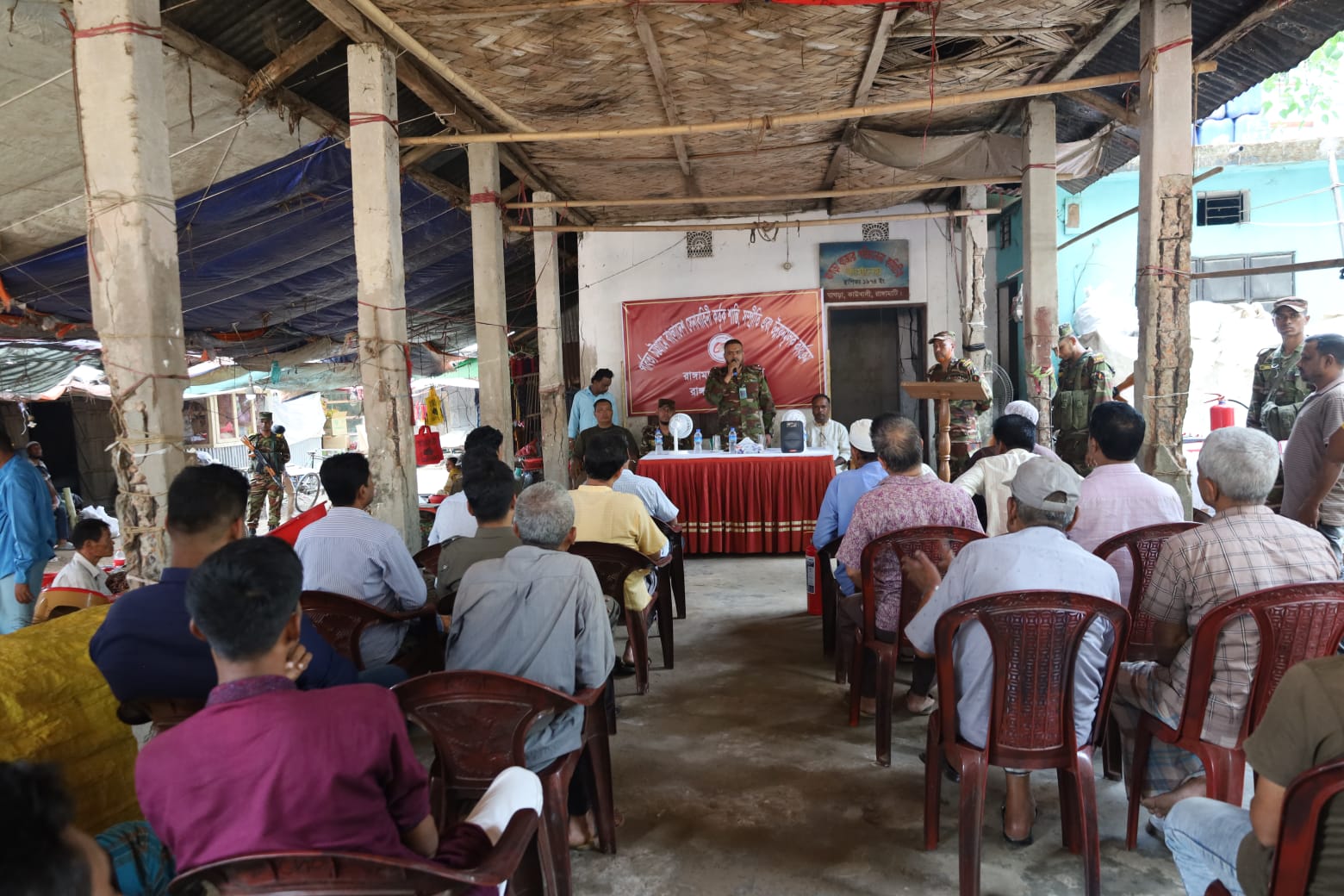 রাঙ্গামাটিতে সেনাবাহিনীর অগ্নিনির্বাপক যন্ত্র বিতরণ