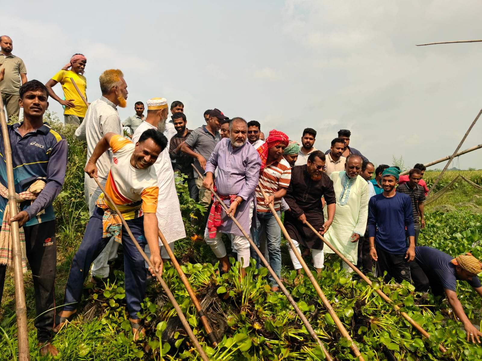 গোপালগঞ্জে স্বেচ্ছাশ্রমে খাল পরিষ্কার ও বৃক্ষরোপণ 