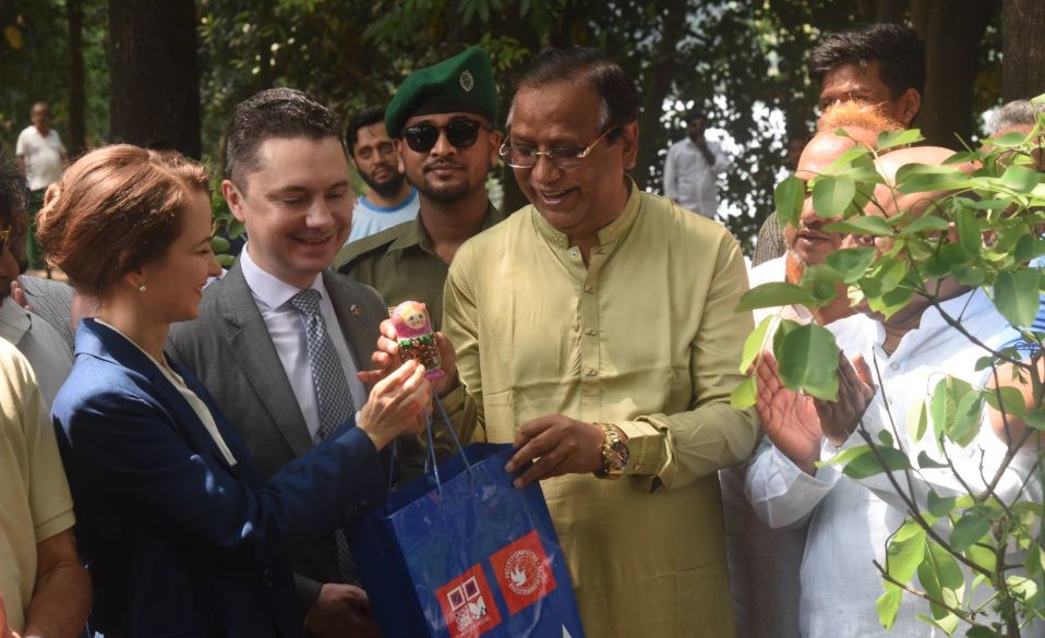 ঢাকায় স্মারক বৃক্ষরোপণ কর্মসূচি আয়োজন রাশিয়ান হাউসের