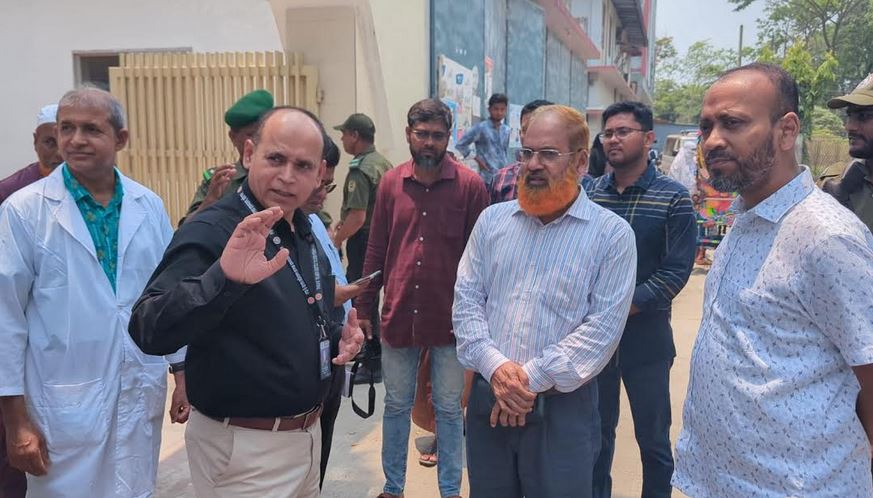 বরিশালের বিভিন্ন হাসপাতাল পরিদর্শন করেছেন অতিরিক্ত সচিব খোরশেদ আলম