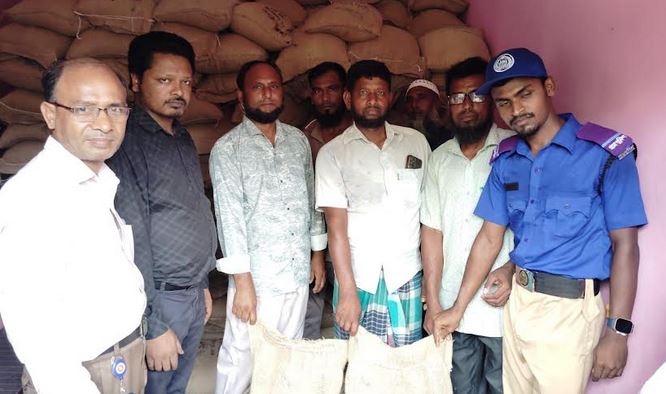 মুন্সীগঞ্জে জেলেদের মধ্যে ভিজিএফ’র চাল বিতরণ