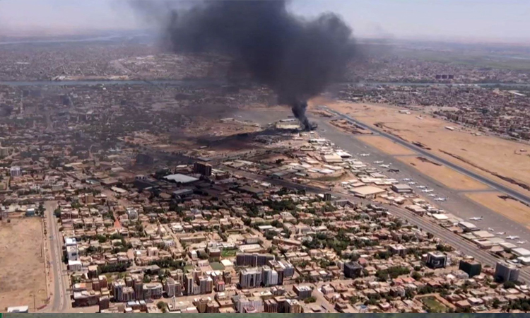 সুদানের যুদ্ধের ধ্বংসস্তূপে লাশ সামলানোর লড়াই